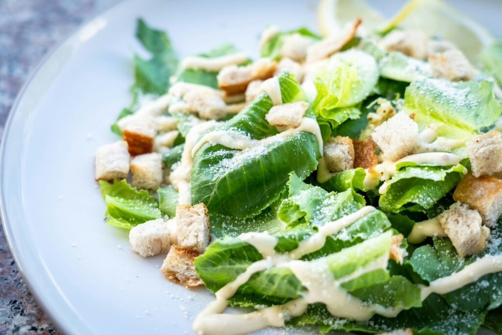 5 Resep Salad Simple Paling Populer: Caesar sampai Greek - MPOIN