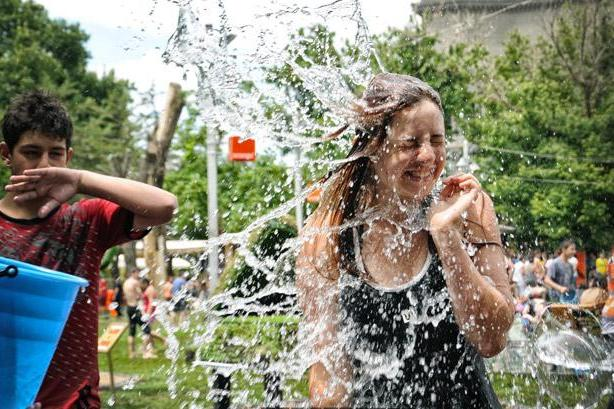 6 Tradisi Unik Dari Berbagai Negara - MPOIN