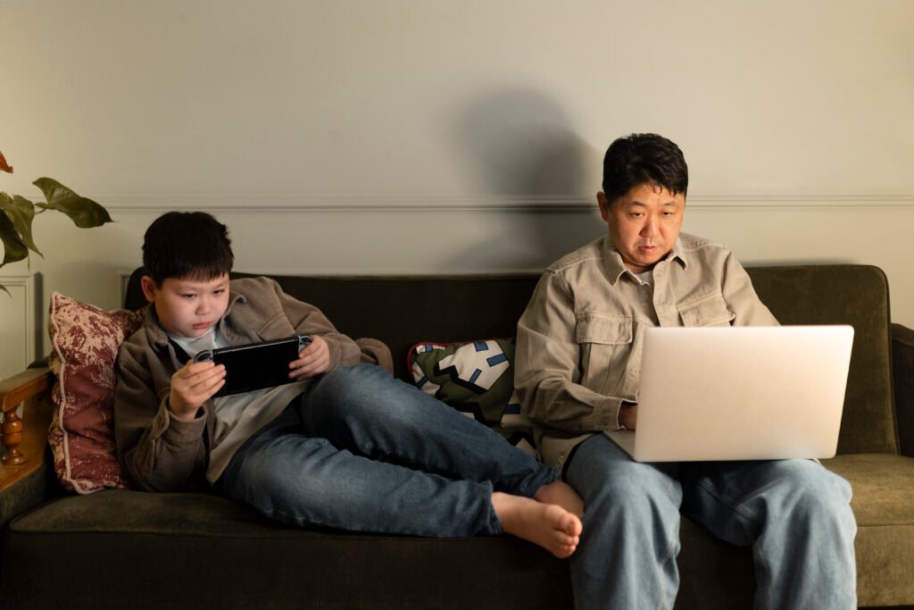 Efek Screen Time: Saat Gadget Mulai Mengganggu Kita - MPOIN