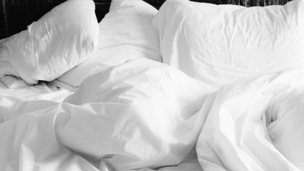 Sprei Jarang Dicuci Bisa Menyimpan Keringat dan Sel Kulit Mati